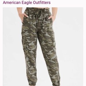 🌹American Eagle outfitters pans Camo soft cargo, camouflage print 6 pockets M